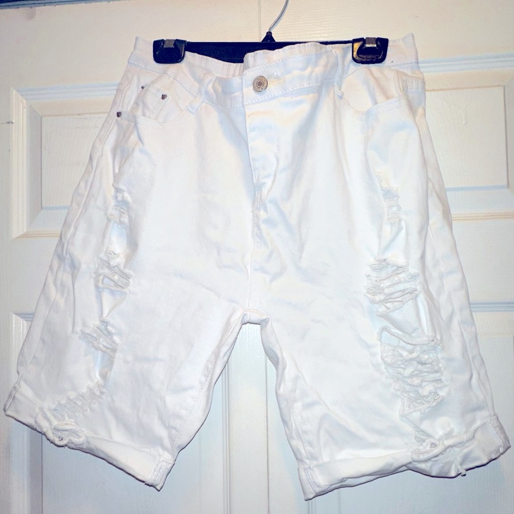 Denim distressed white stretch Bermuda shorts. Sz 2x